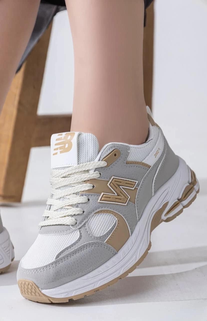 2025-10-25-68fd349dae56b سنيكرز بتصميم فني وخامات متعددة - الصورة 9