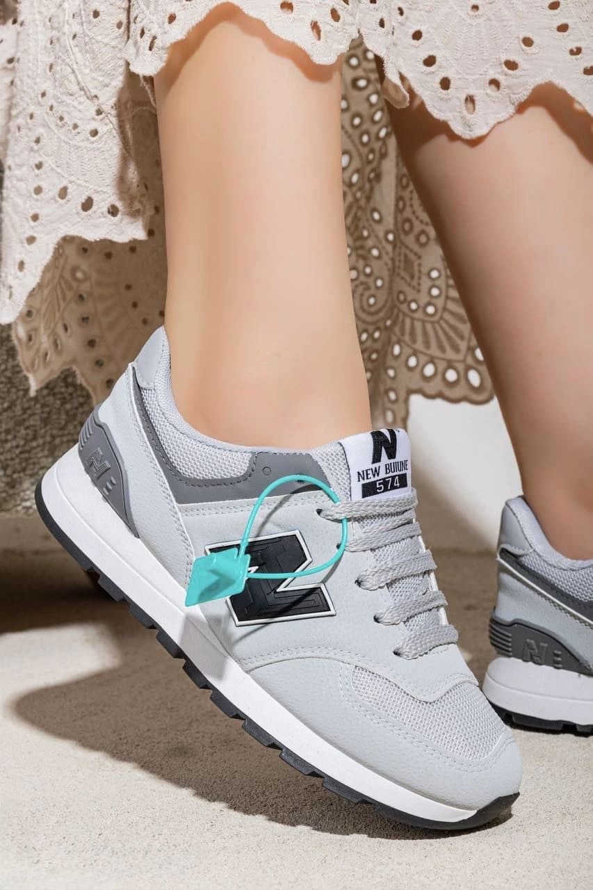 2025-10-25-68fd349e4137f سنيكرز بتصميم فني وخامات متعددة - الصورة 4