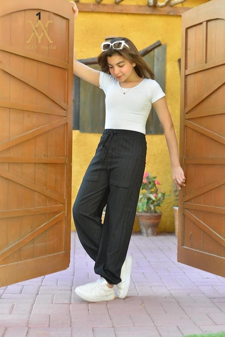 بنطلون بقصة واسعة وخامة مريحة بنطلون بقصة واسعة وخامة مريحة