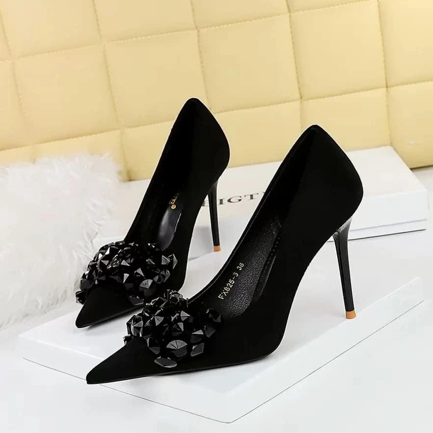 2025-10-22-68f7fd9f240f3 كعب نسائي فاخر بزينة حجرية - الصورة 3