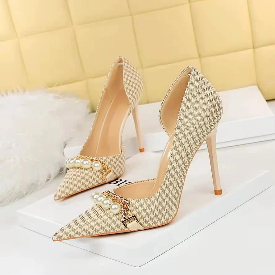 2025-10-21-68f7ee70be316 كعب نسائي بنقشة هاوندستوث وزينة لؤلؤ - الصورة 6