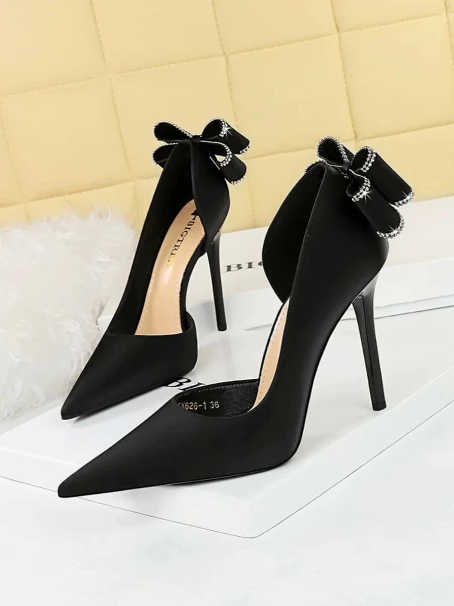 2025-10-23-68f94f0168ddd حذاء ستيليتو أسود بفيونكة خلفية مرصعة - الصورة 5