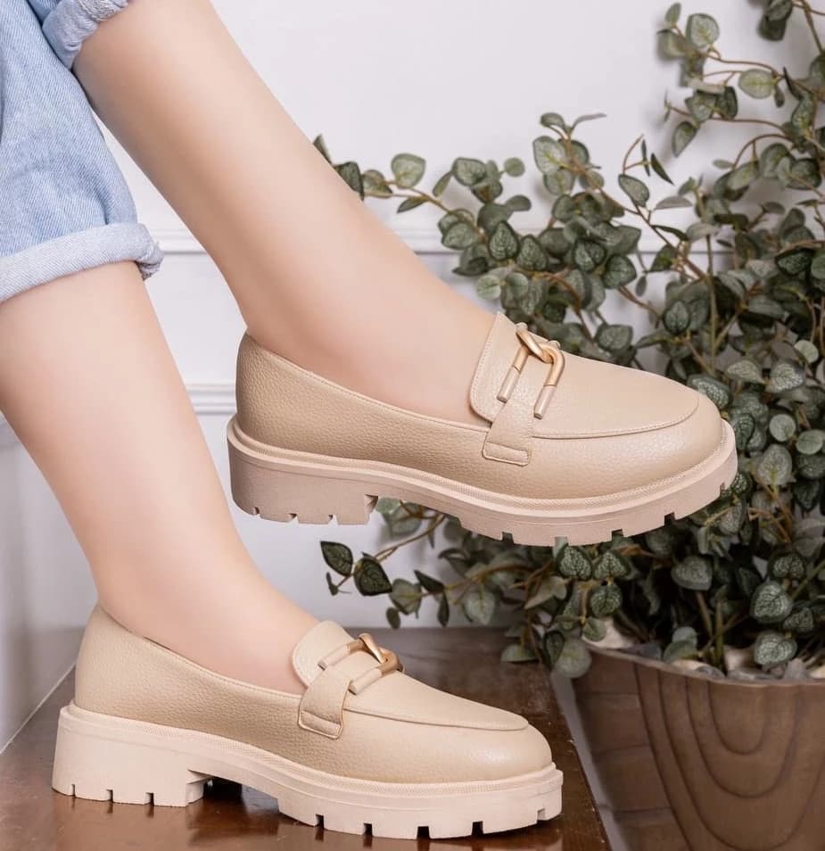 2025-10-25-68fd249f87559 لوفر كلاسيك بعدة ألوان