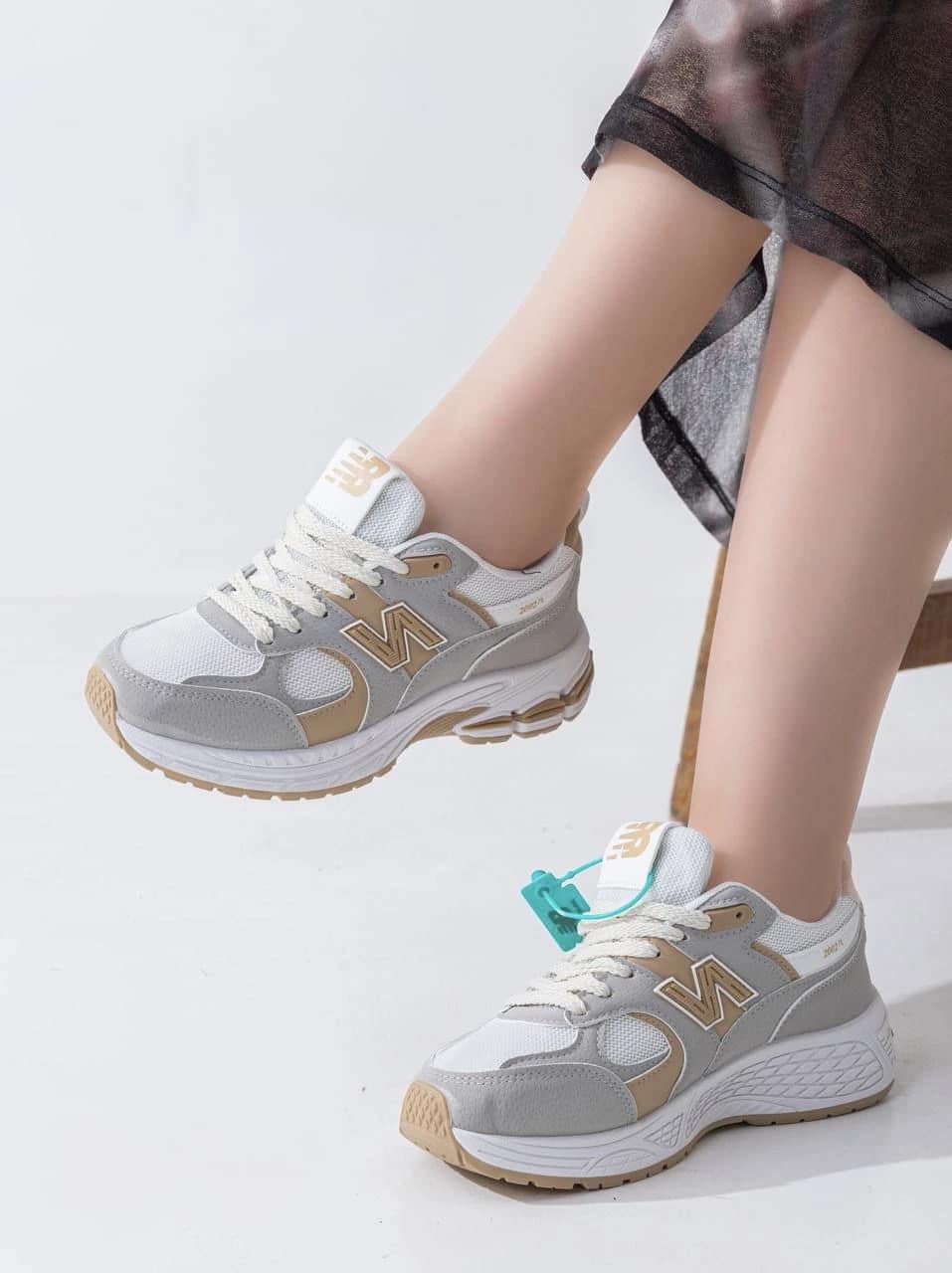 2025-10-25-68fd349e93c1d سنيكرز بتصميم فني وخامات متعددة - الصورة 5