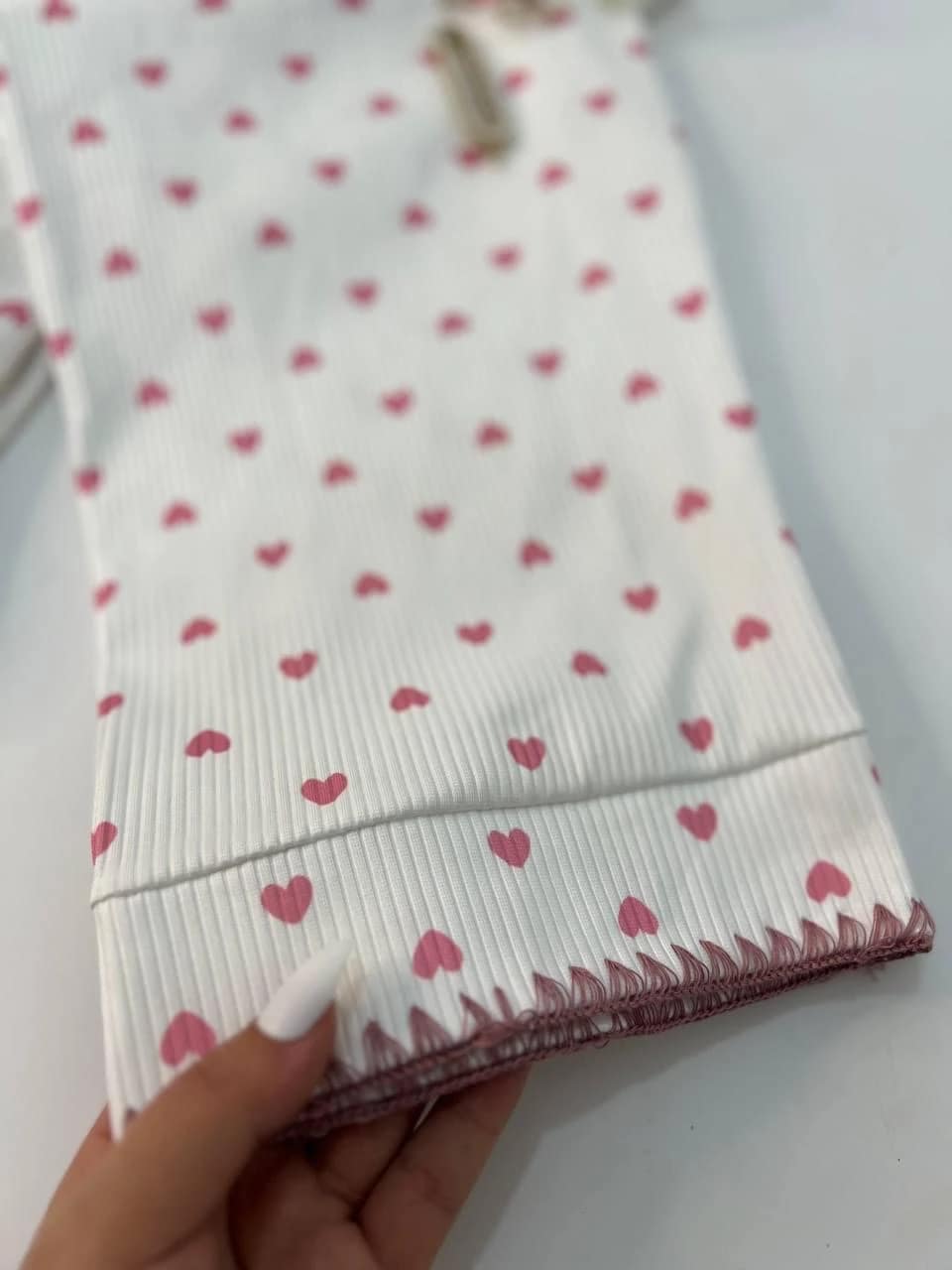 2025-09-08-68bf2d914976a بيجامة بطبعة قلوب – تصميم مريح بأكمام طويلة - الصورة 2