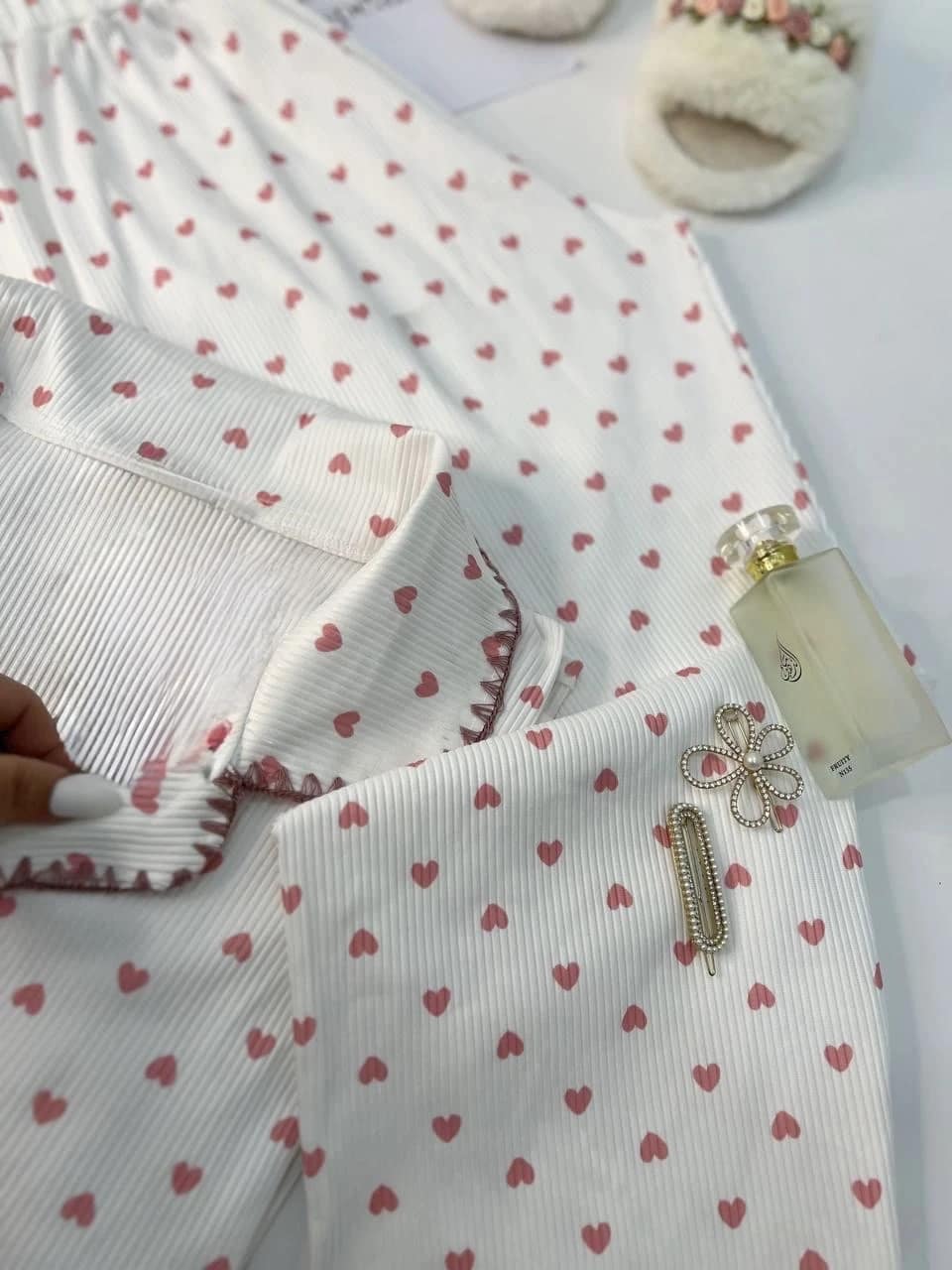 2025-09-08-68bf2d9178d66 بيجامة بطبعة قلوب – تصميم مريح بأكمام طويلة - الصورة 3