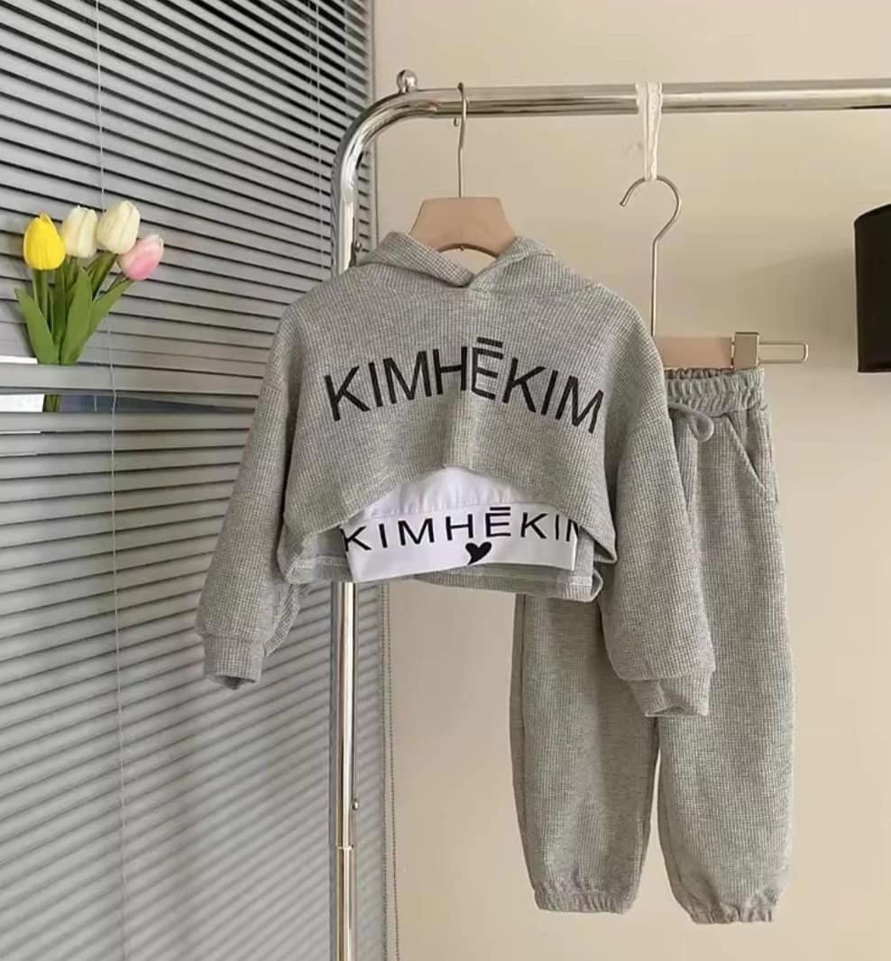 بدله بناتيه من ثلاث قطع بدله بناتيه من ثلاث قطع