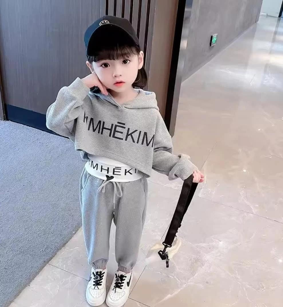 بدله بناتيه من ثلاث قطع بدله بناتيه من ثلاث قطع