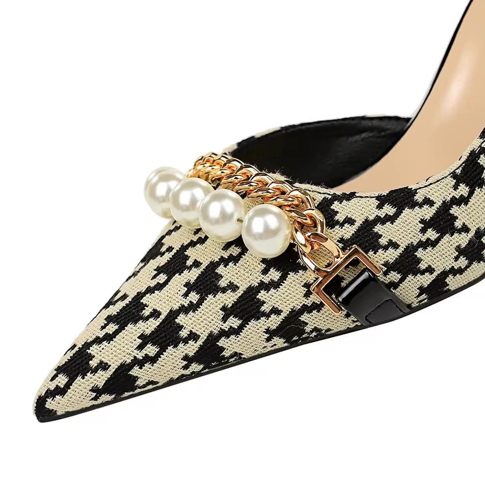 2025-10-21-68f7ef072f8dd كعب نسائي بنقشة هاوندستوث وزينة لؤلؤ - الصورة 2