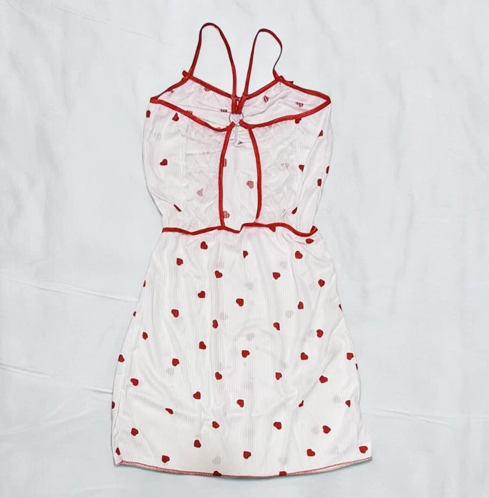 2025-09-18-68cb3ca65ab9d لانجري أبيض بنقشة قلوب حمراء وقصة ناعمة - الصورة 4